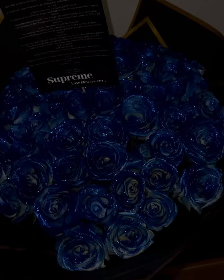 Sapphire Noir — fifty blue glitter roses